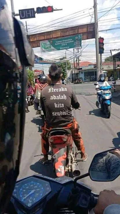 orang motoran pakai baju senada © berbagai sumber