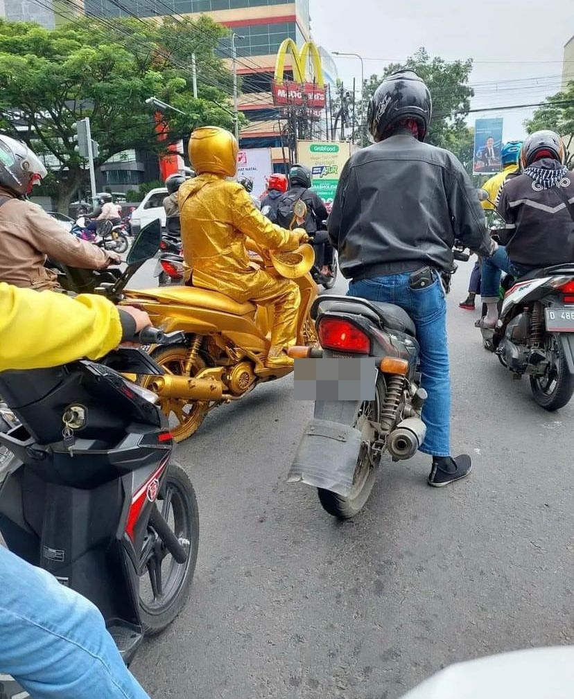 orang motoran pakai baju senada © berbagai sumber