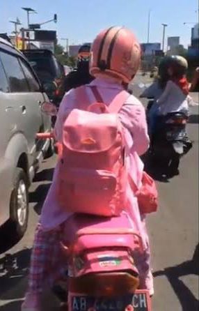 orang motoran pakai baju senada © berbagai sumber