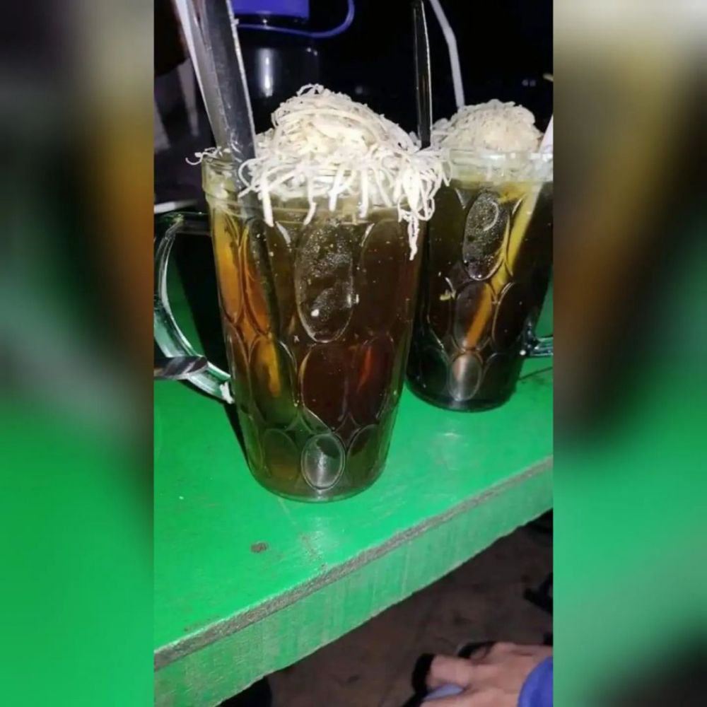 orang sajikan minuman caranya nyeleneh © berbagai sumber