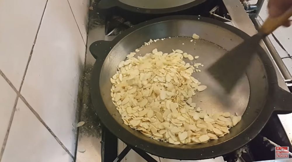 Cara menyangrai kacang almond slice supaya tak gosong dan renyah tahan lama