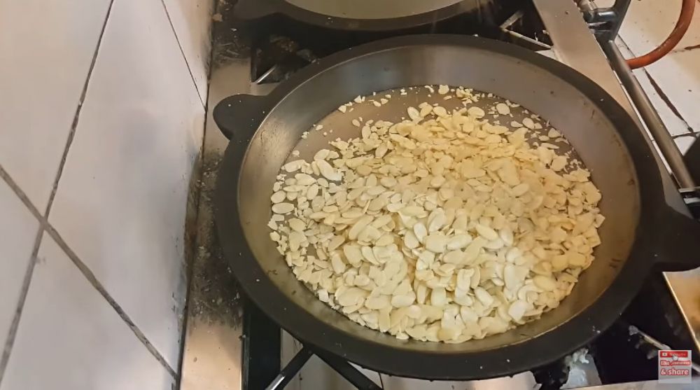 Cara menyangrai kacang almond slice supaya tak gosong dan renyah tahan lama
