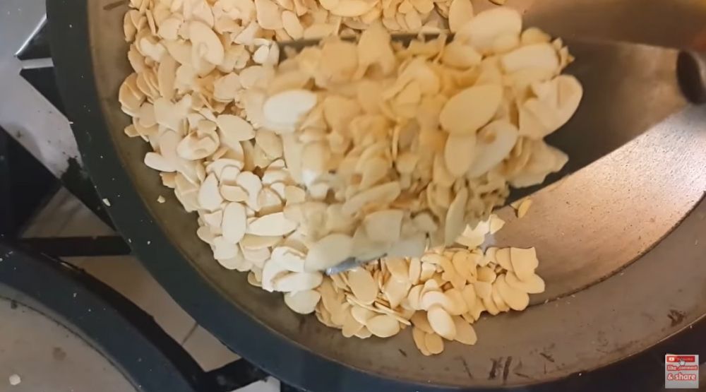 Cara menyangrai kacang almond slice supaya tak gosong dan renyah tahan lama