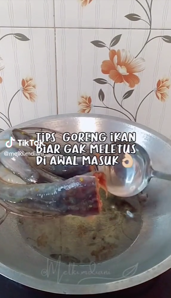 Tanpa diberi tepung, ini cara praktis goreng lele agar minyak tidak meletup