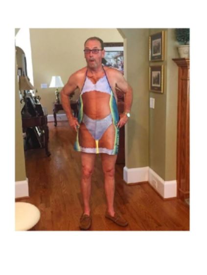 Baju bapak nyeleneh © 2023 brilio.net Baju bapak nyeleneh © 2023 brilio.net