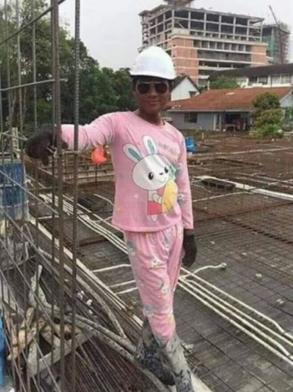 Baju bapak nyeleneh © 2023 brilio.net Baju bapak nyeleneh © 2023 brilio.net