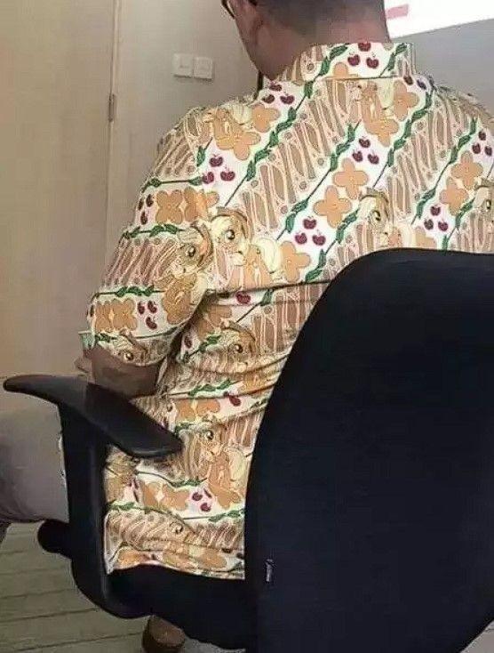 Baju bapak nyeleneh © 2023 brilio.net Baju bapak nyeleneh © 2023 brilio.net