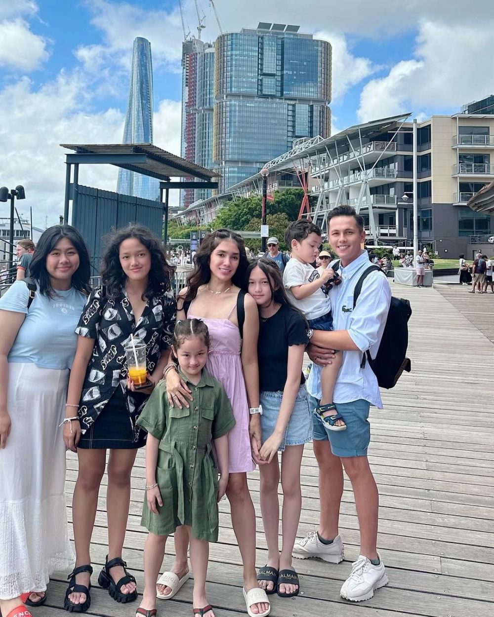 11 Potret Ussy Sulistiawaty liburan ke Sydney bareng keluarga, penampilannya bikin salfok