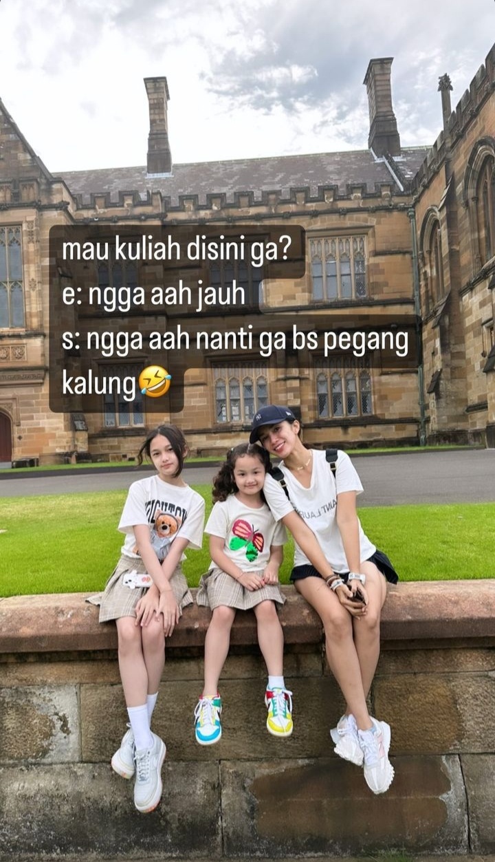 potret liburan ussy dan keluarga ke sydney © berbagai sumber potret liburan ussy dan keluarga ke sydney © berbagai sumber