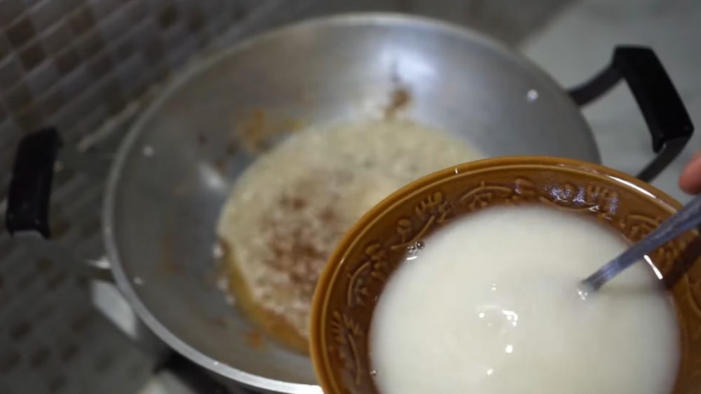 Cara mudah bersihkan minyak bekas goreng ikan, efektif basmi bau amis