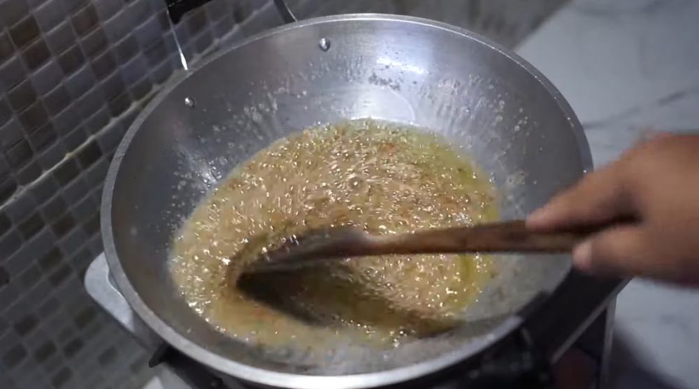 Cara mudah bersihkan minyak bekas goreng ikan, efektif basmi bau amis