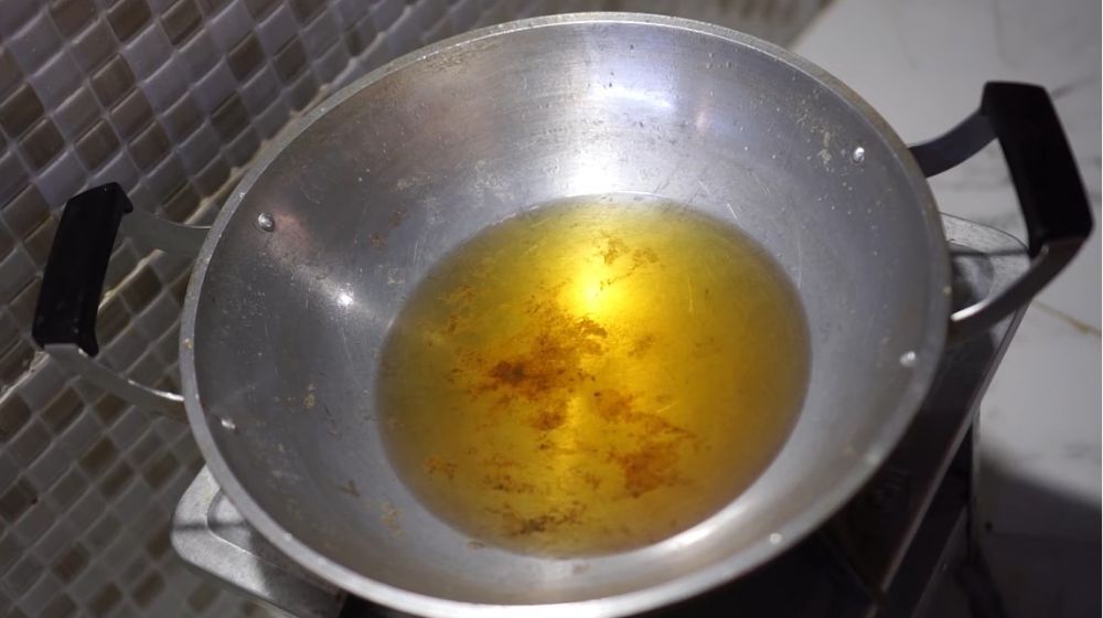 Cara mudah bersihkan minyak bekas goreng ikan, efektif basmi bau amis