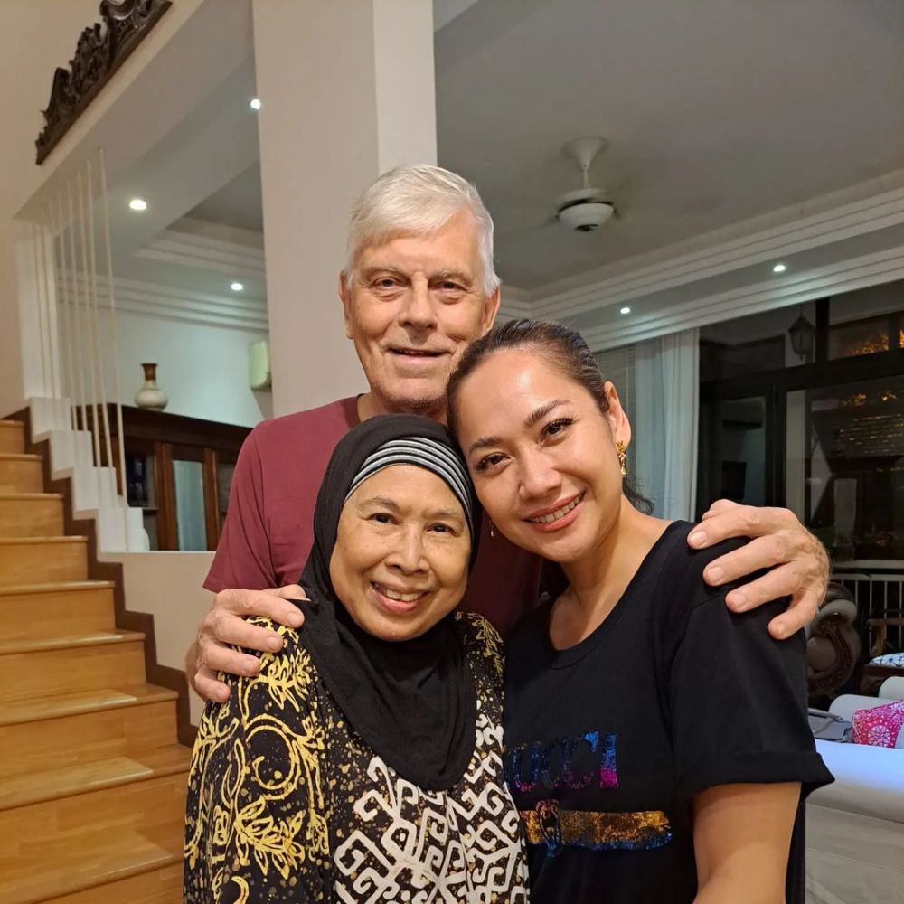 kedekatan aktris dan mertua bule © instagram