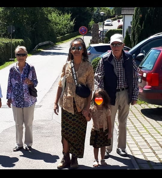 kedekatan aktris dan mertua bule © instagram