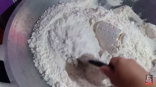 Bekal bahan dasar kue kering, ini cara menyangrai tepung terigu yang benar