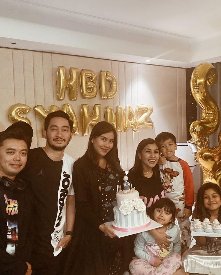 10 Potret kue ulang tahun keluarga Syahnaz Sadiqah, detailnya unik dan mewah