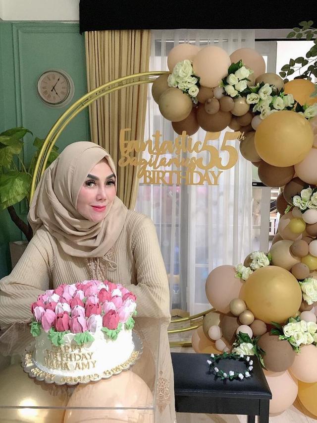 10 Potret kue ulang tahun keluarga Syahnaz Sadiqah, detailnya unik dan mewah