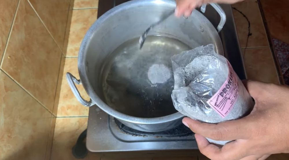 5 Cara mudah membuat air abu untuk pengenyal mi, alami tanpa bahan kimia
