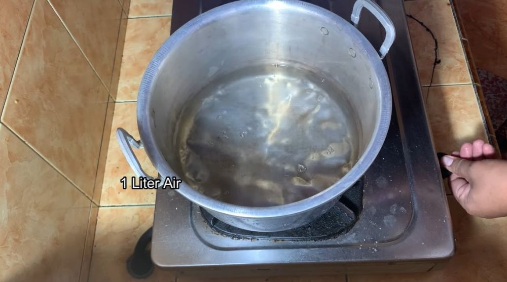 5 Cara mudah membuat air abu untuk pengenyal mi, alami tanpa bahan kimia