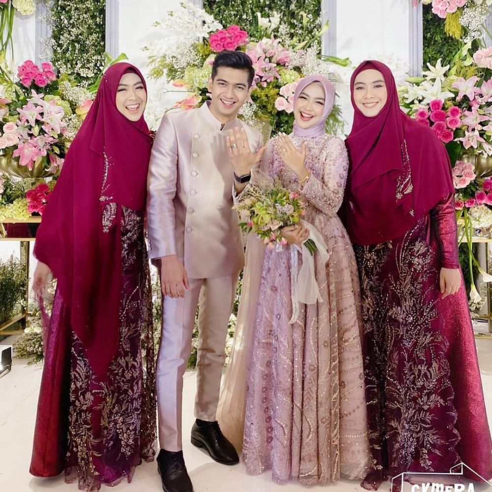 pesona seleb di acara lamaran adik © berbagai sumber