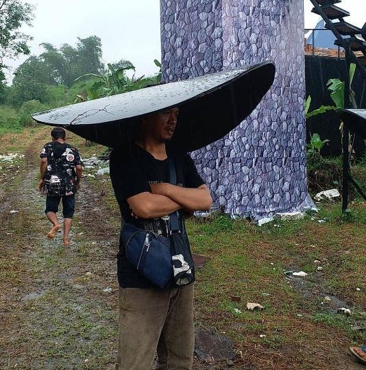 orang akali benda jadi payung © 2022 Instagram  orang akali benda jadi payung © 2022 Instagram