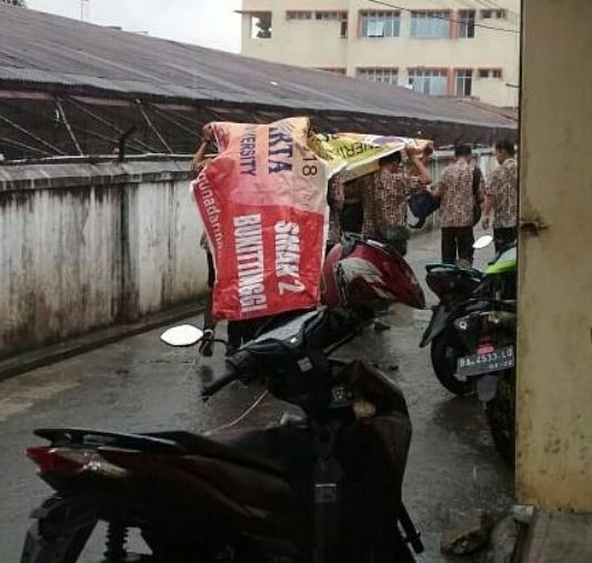 orang akali benda jadi payung © 2022 Instagram  orang akali benda jadi payung © 2022 Instagram