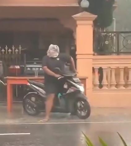 orang akali benda jadi payung © 2022 Instagram  orang akali benda jadi payung © 2022 Instagram