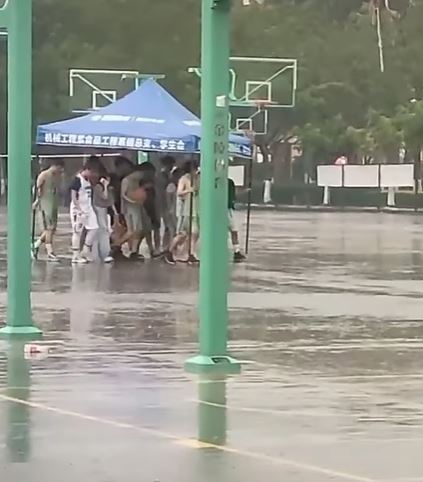 orang akali benda jadi payung © 2022 Instagram  orang akali benda jadi payung © 2022 Instagram