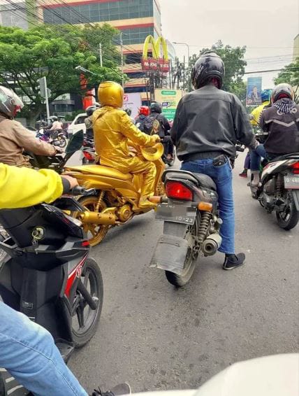 kelakuan nyeleneh pengendara motor Berbagai sumber kelakuan nyeleneh pengendara motor Berbagai sumber