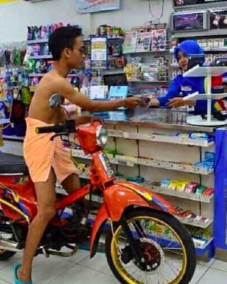 kelakuan nyeleneh pengendara motor Berbagai sumber kelakuan nyeleneh pengendara motor Berbagai sumber