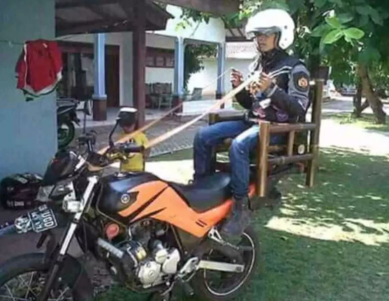 kelakuan nyeleneh pengendara motor Berbagai sumber kelakuan nyeleneh pengendara motor Berbagai sumber