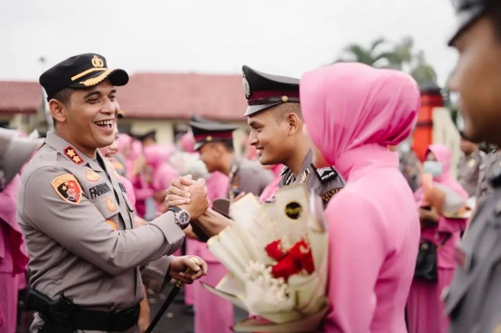 7 Pesona Yeni Inka pakai seragam Bhayangkari, dampingi suami di acara saat kenaikan pangkat