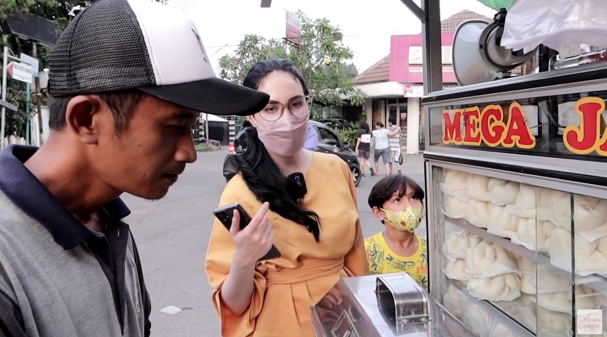 Arumi Bachsin jajan di pinggir jalan © YouTube