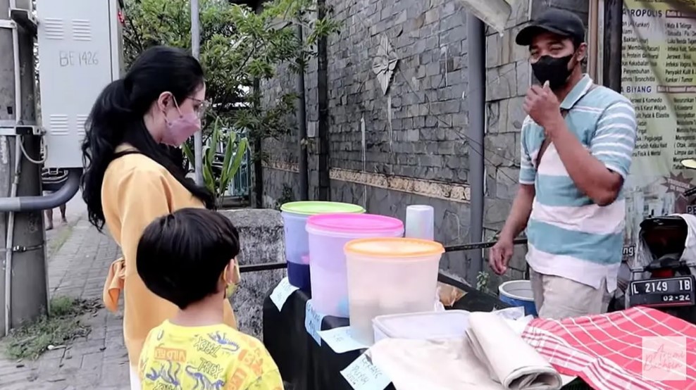 Arumi Bachsin jajan di pinggir jalan © YouTube