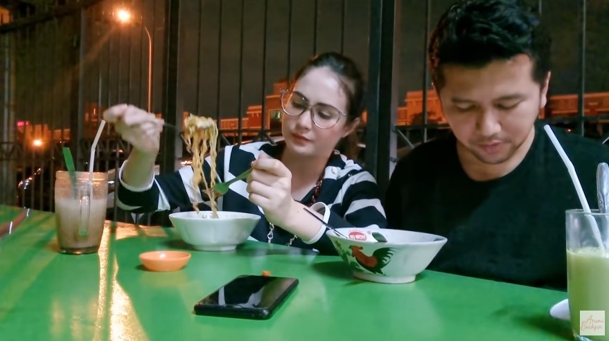 Arumi Bachsin jajan di pinggir jalan © YouTube