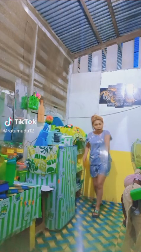 rumah triplek bertema Keroppi © TikTok/@ratumuda12