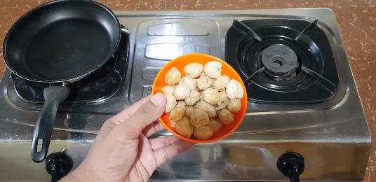 Tak banyak yang tahu, ini trik menyangrai biji kemiri agar matang merata dan aromanya keluar