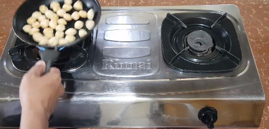 Tak banyak yang tahu, ini trik menyangrai biji kemiri agar matang merata dan aromanya keluar