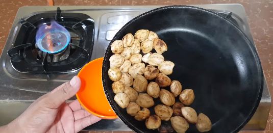 Tak banyak yang tahu, ini trik menyangrai biji kemiri agar matang merata dan aromanya keluar
