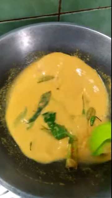 Tak perlu sering diaduk, ini trik agar santan tidak mudah pecah saat masak gulai