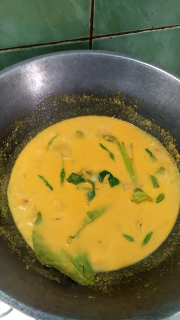 Tak perlu sering diaduk, ini trik agar santan tidak mudah pecah saat masak gulai