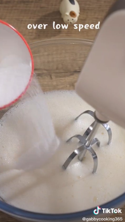 7 Cara mudah membuat chiffon cake tanpa oven, hasilnya super lembut dan empuk