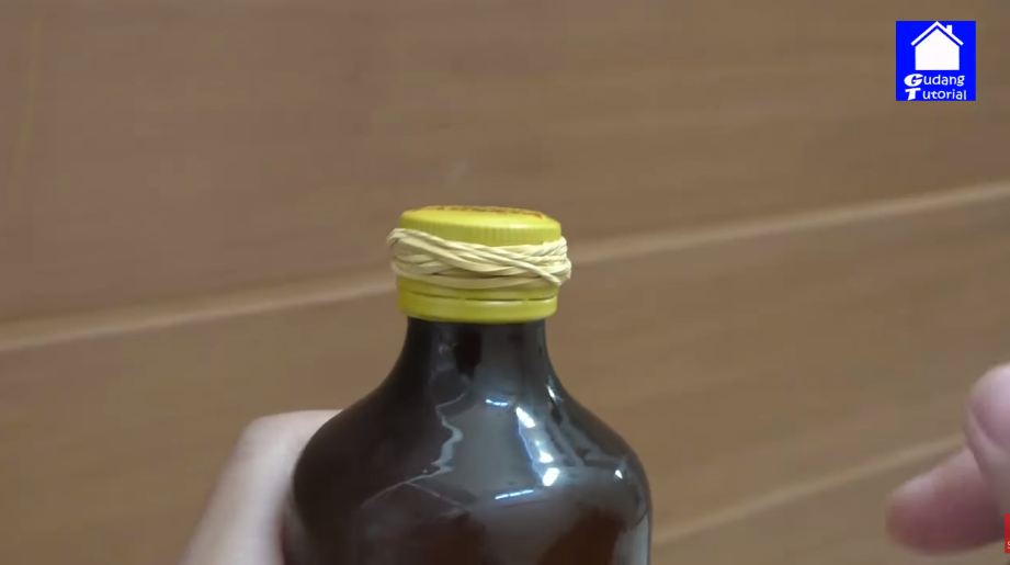 Cuma pakai karet, ini trik mudah membuka tutup botol yang licin