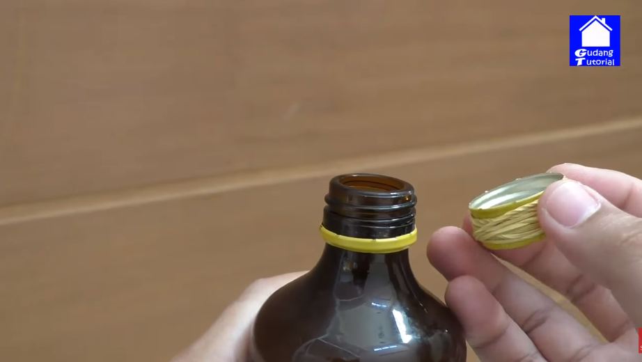 Cuma pakai karet, ini trik mudah membuka tutup botol yang licin