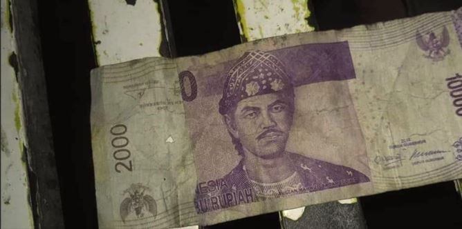 Cara nyeleneh benerin uang sobek Berbagai sumber