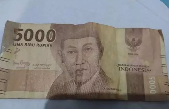 Cara nyeleneh benerin uang sobek Berbagai sumber