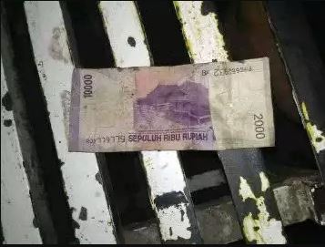 Cara nyeleneh benerin uang sobek Berbagai sumber
