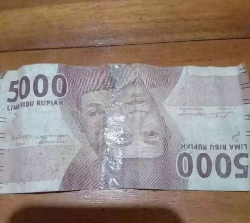 Cara nyeleneh benerin uang sobek Berbagai sumber