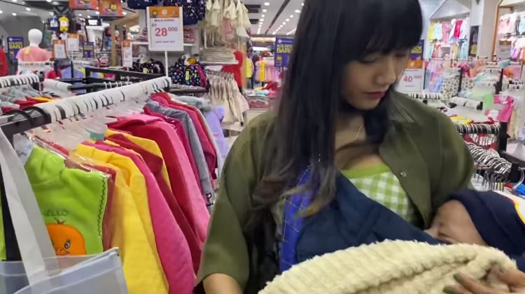 Sarah Sheilka momong buah hati © 2023 brilio.net