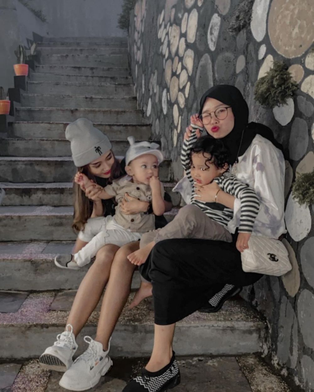 Sarah Sheilka momong buah hati © 2023 brilio.net